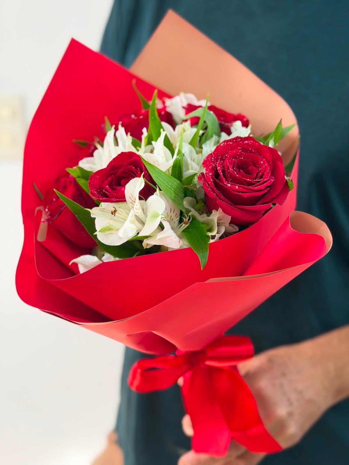 Bouquet com 6 rosas e astromélias foto do produto